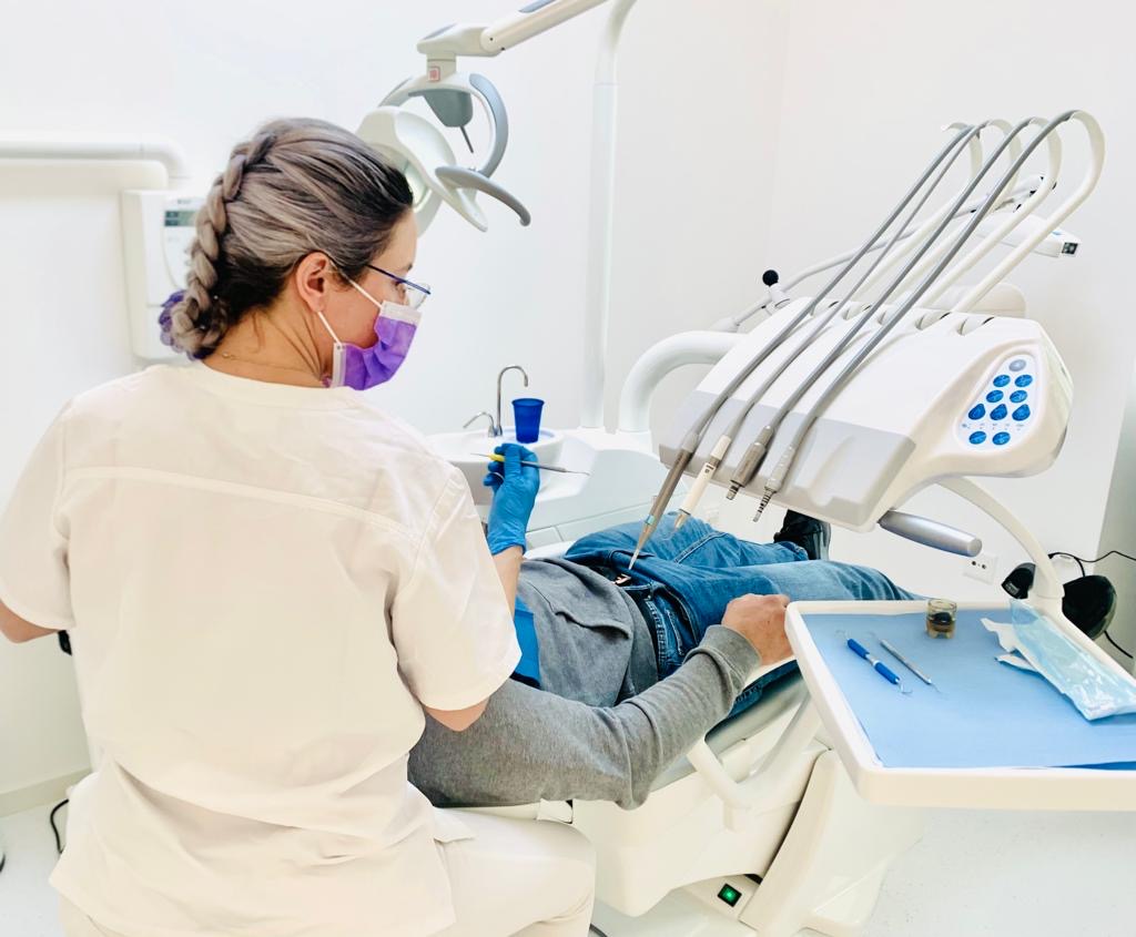 Trattamento di igiene dentale in corso